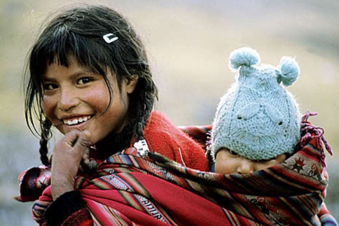 Слушать индейцев перу. Красивые дети Перу. Красивые женщины Перу. Сестра индеец. Индейцы Перу дети гибнут от холода.
